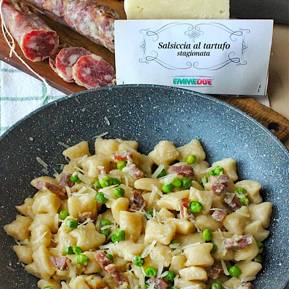 primo piatto di pasta con salsiccia e piselli