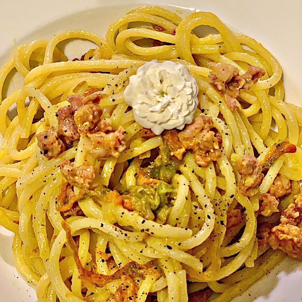 pasta con fiori di zucca e salsiccia